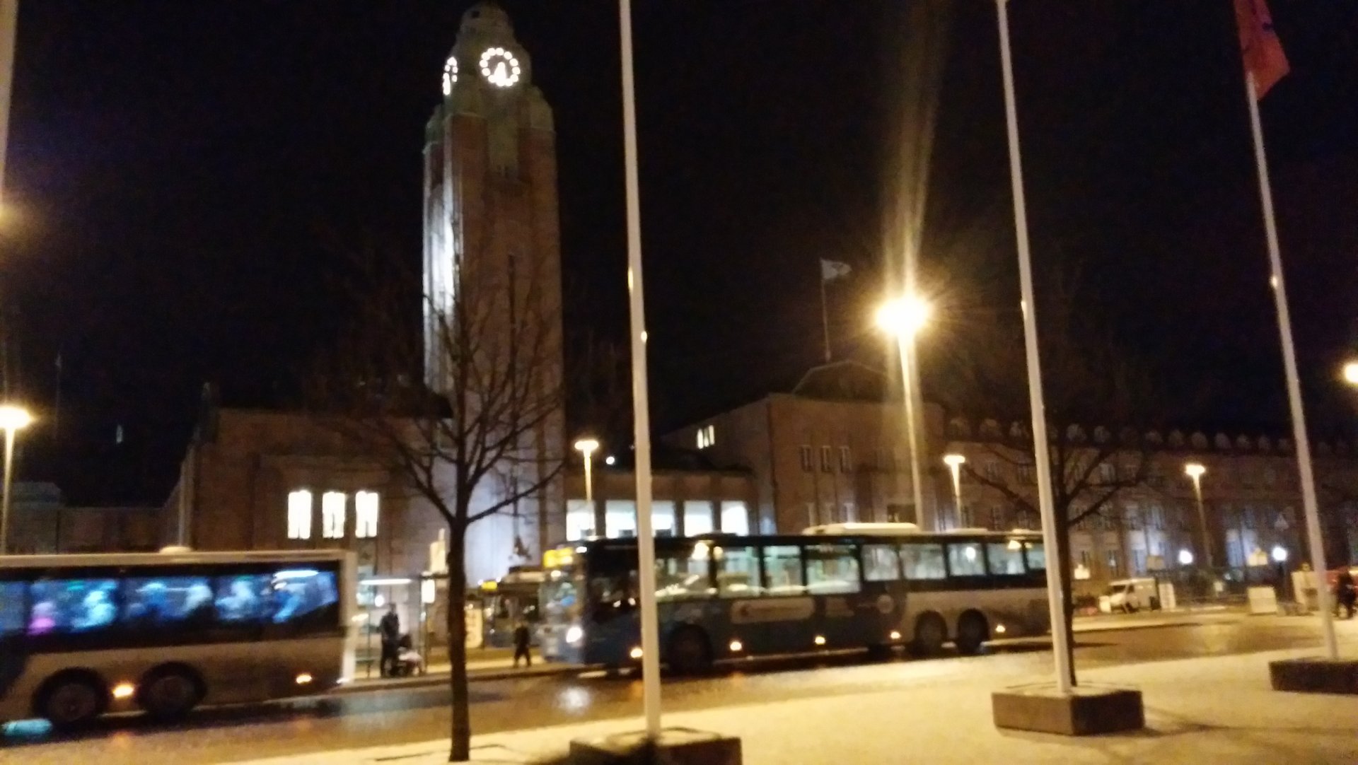 夜のヘルシンキ中央駅前