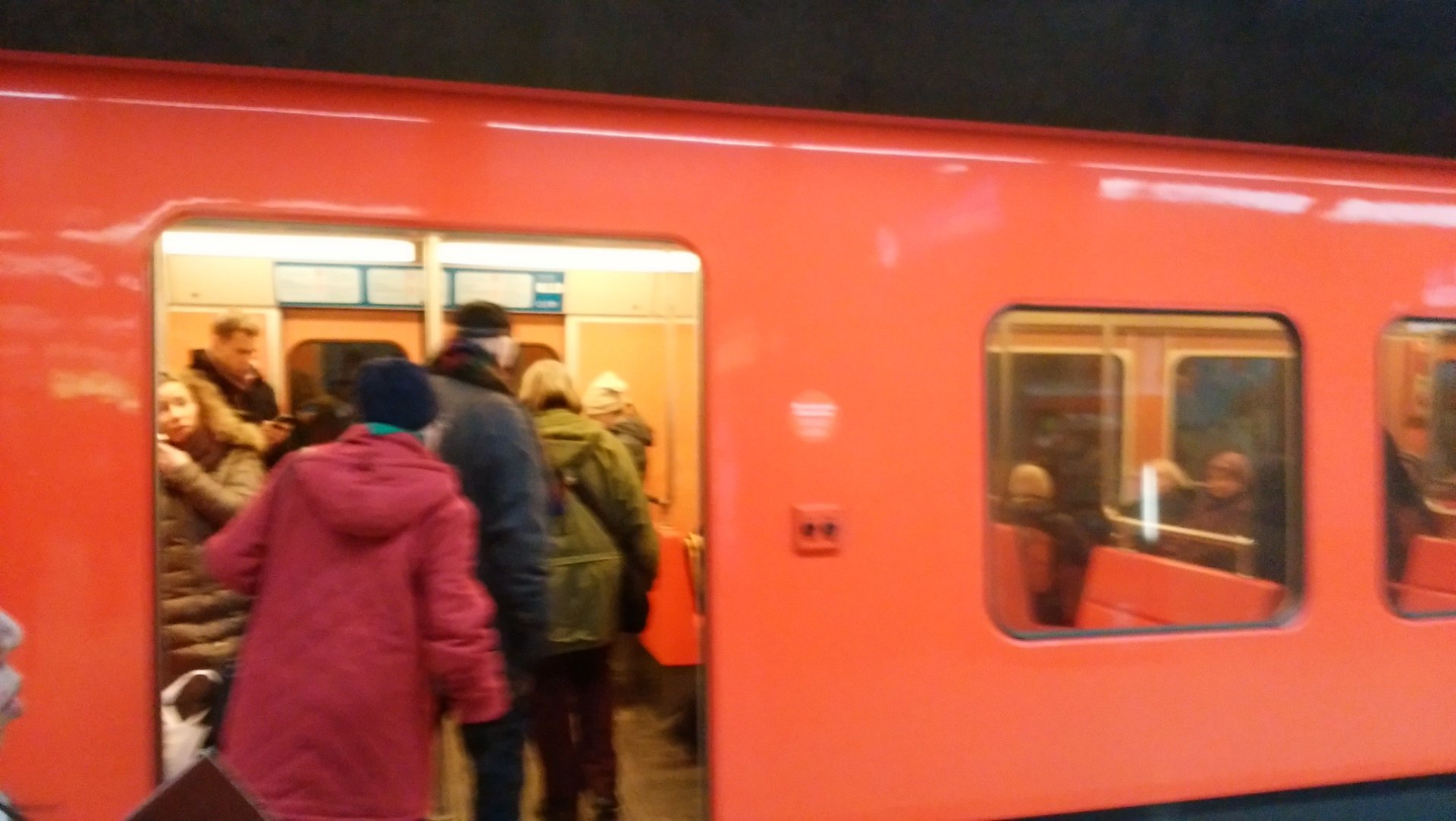 ヘルシンキ中央駅の地下鉄電車