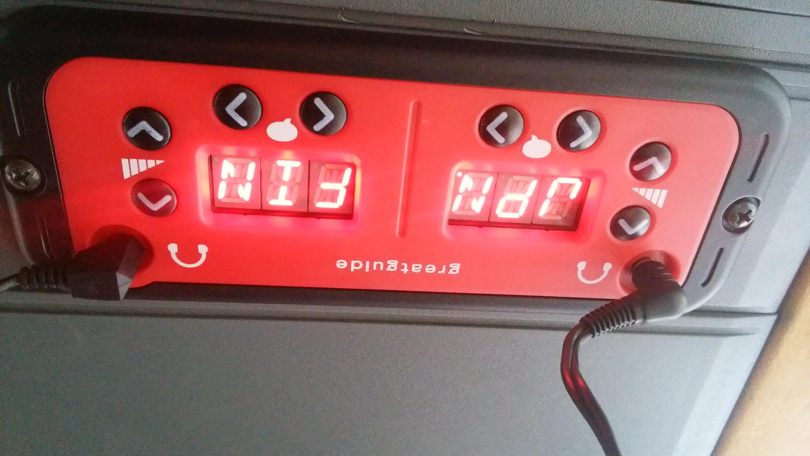 パノラマ観光バス車内の天井にあるオーディオガイド。言語を選択することができる