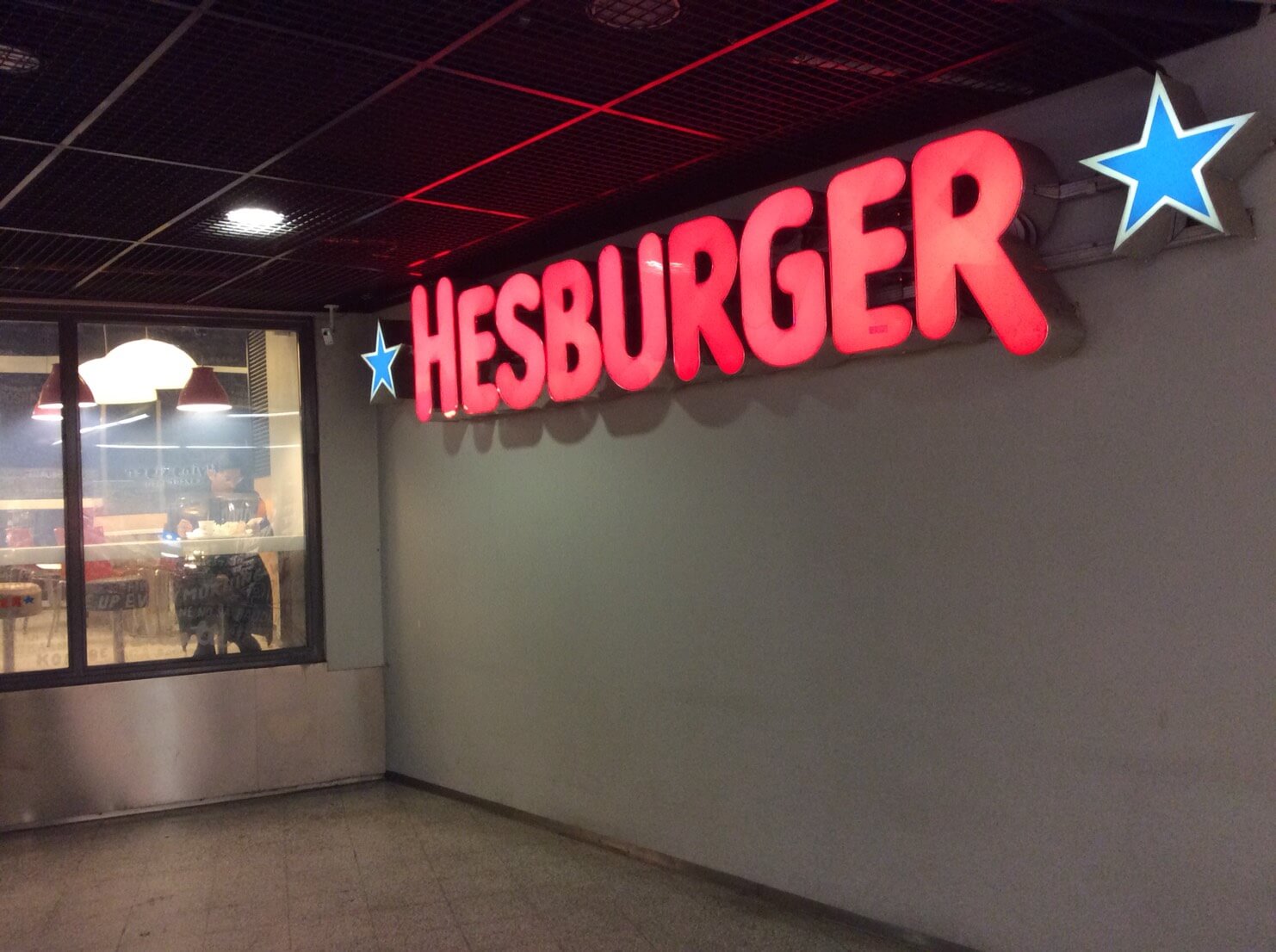 店頭にあったヘスバーガーのロゴ（地下鉄ヘルシンキ大学駅で撮影）