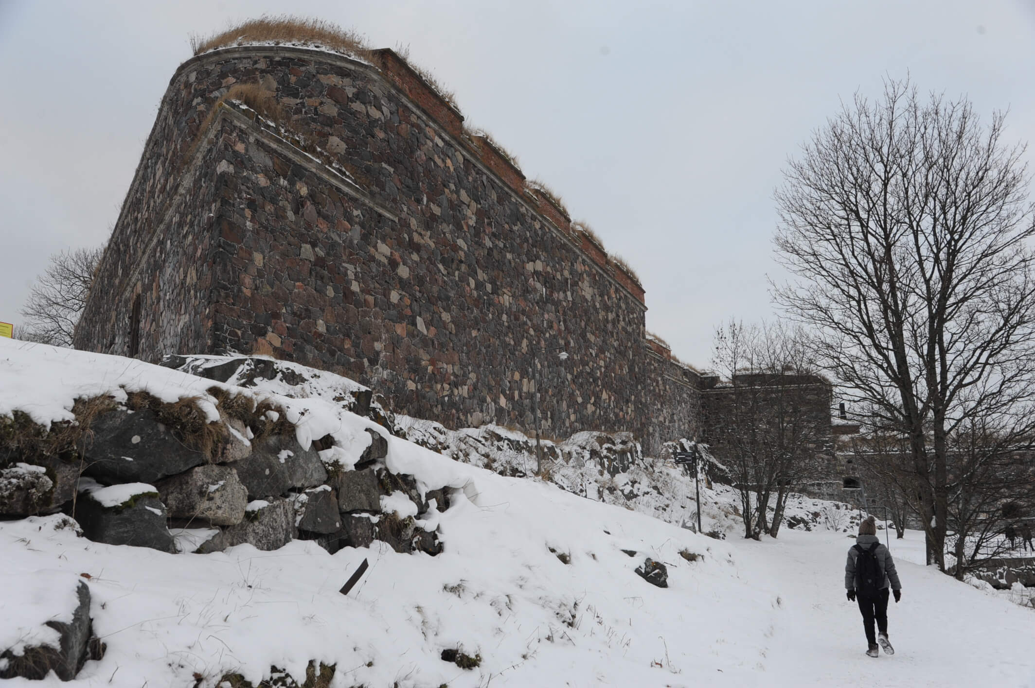 スオメンリンナの要塞。石造りの堤防を見ることができる