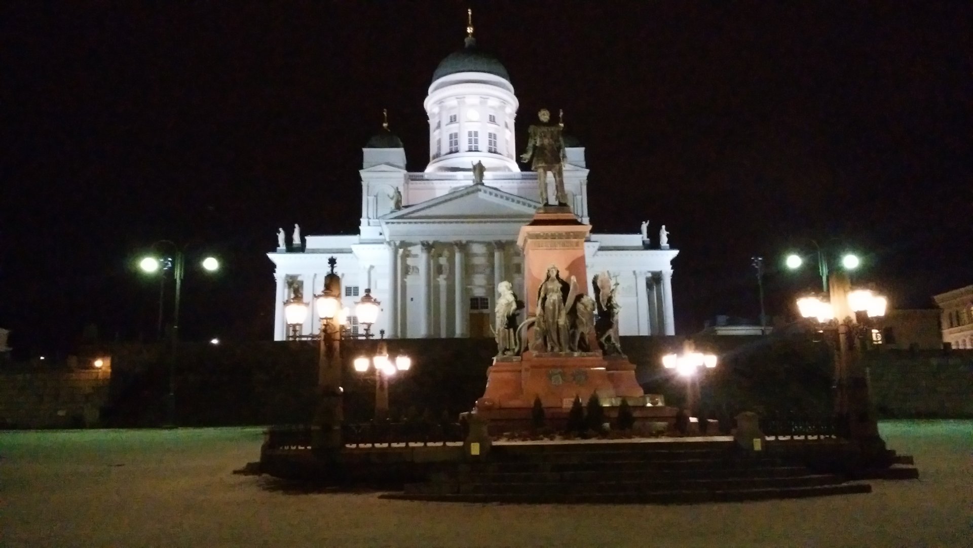 夜のヘルシンキ大聖堂