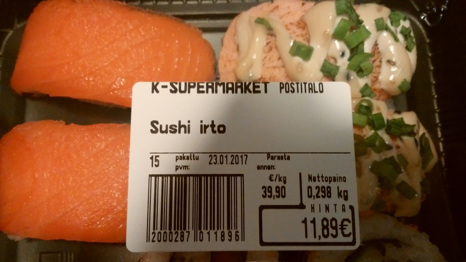 フィンランドのスーパーで購入した「寿司」。約12ユーロ（1500円）した
