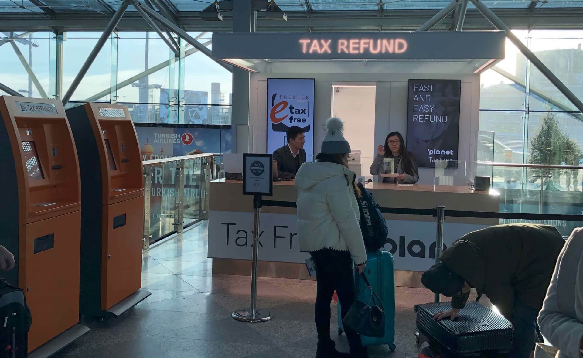 免税手続きが行える「プラネット」カウンター。空港２階の旅券発行機近くにある