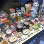 東京館のショーウィンドーには、たくさんの日本食品や雑貨が置かれていた