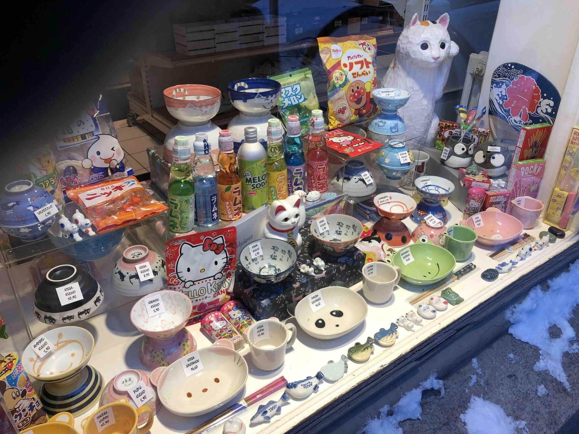 東京館のショーウィンドーには、たくさんの日本食品や雑貨が置かれていた