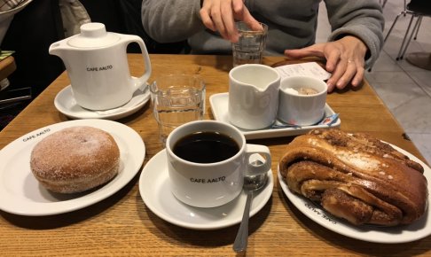 アアルトカフェで注文したコーヒーとシナモンロール、ドーナツ