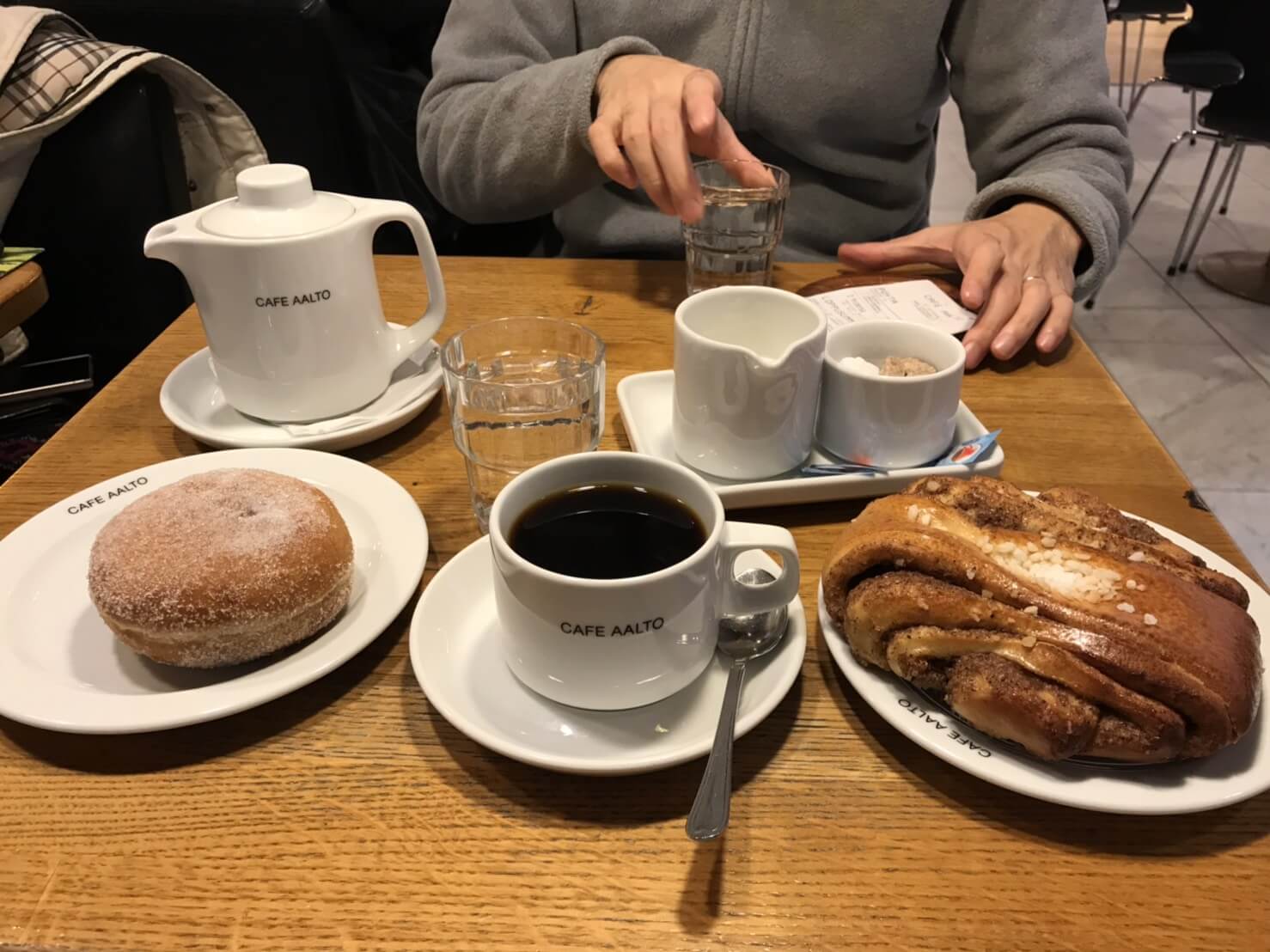 アアルトカフェで注文したコーヒーとシナモンロール、ドーナツ