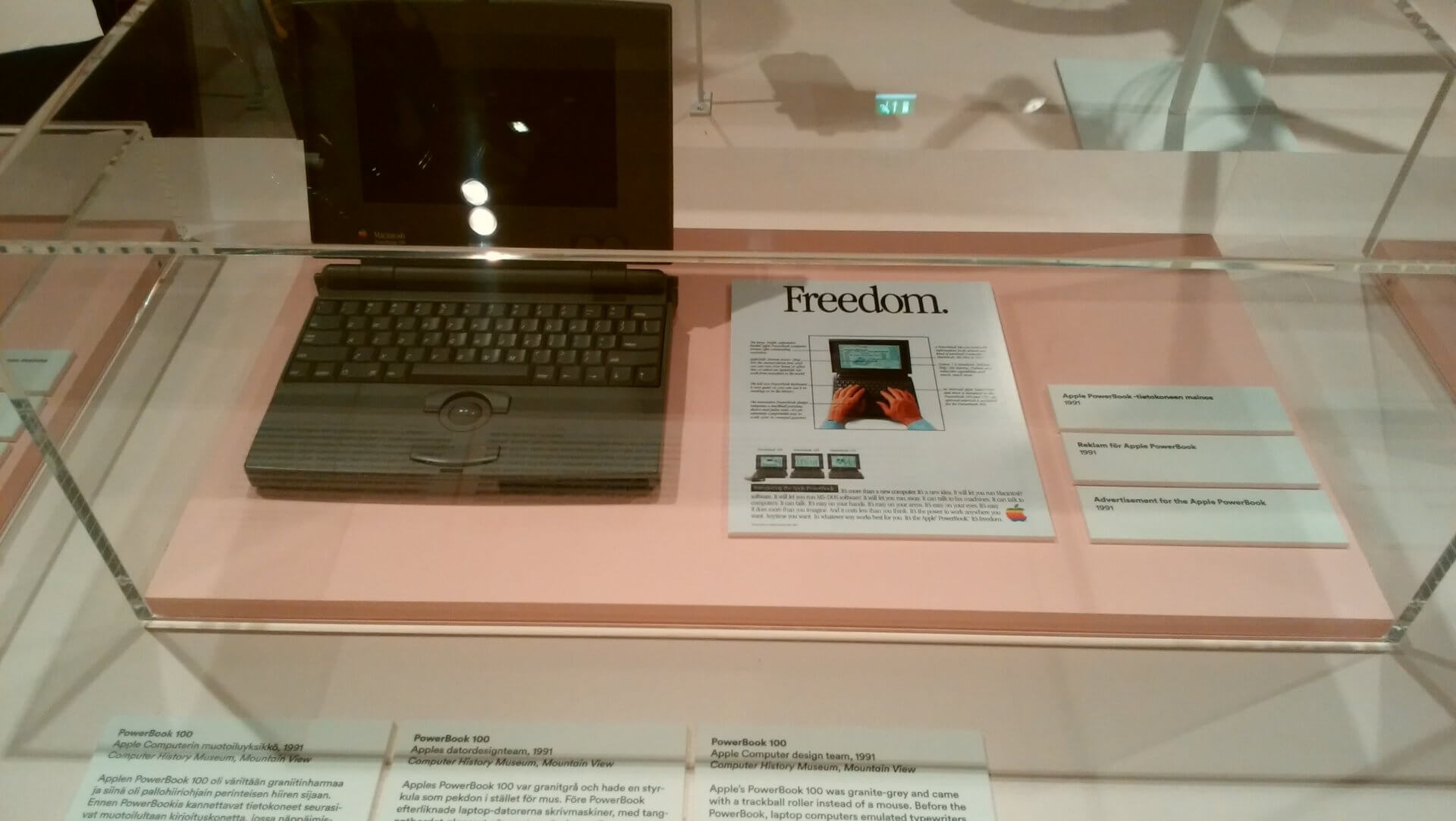 昔のAppleのノートパソコン。カラフルなiMacが出る以前のデザイン