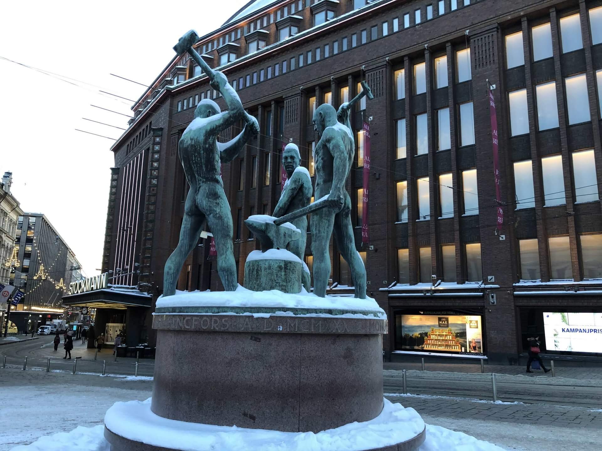 ストックマンの入り口前にある「三人の鍛冶屋像」は、ヘルシンキ市民の待ち合わせスポットとして有名とのこと