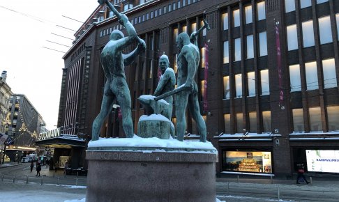 ストックマンの入り口前にある「三人の鍛冶屋像」は、ヘルシンキ市民の待ち合わせスポットとして有名とのこと